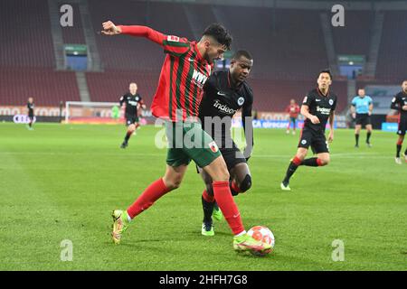 Ricardo Daniel PEPI (FC Augsburg), Action, Duelle gegen Evan N`DICKA (NDICKA) (Eintracht Frankfurt), Fußball 1st Bundesliga-Saison 2021/2022, Spieltag 19th, matchday19, FC Augsburg - Eintracht Frankfurt 1-1 am 16,01. 2022 WWK ARENA in Augsburg, Stockfoto